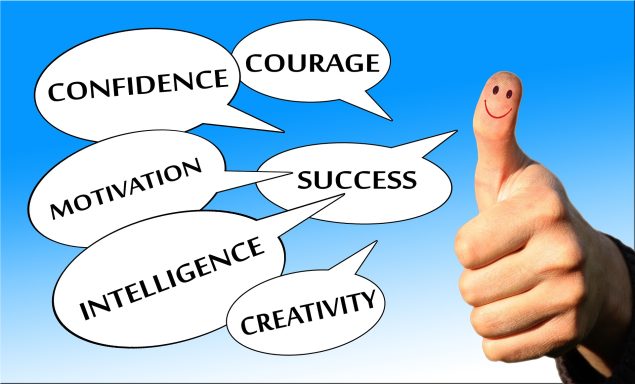 CONFIANCE EN SOI Main faisant un pouce levé entourée de bulles de mots positifs comme courage motivation et confiance