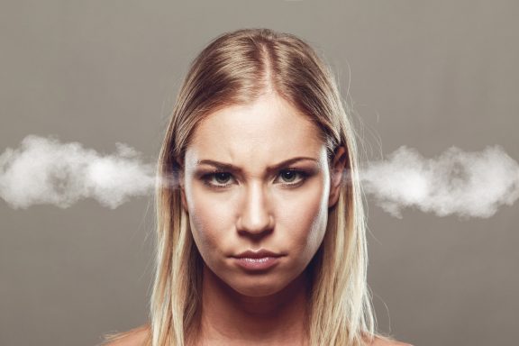 COLÈRE Femme exprimant de la colère et des émotions intenses